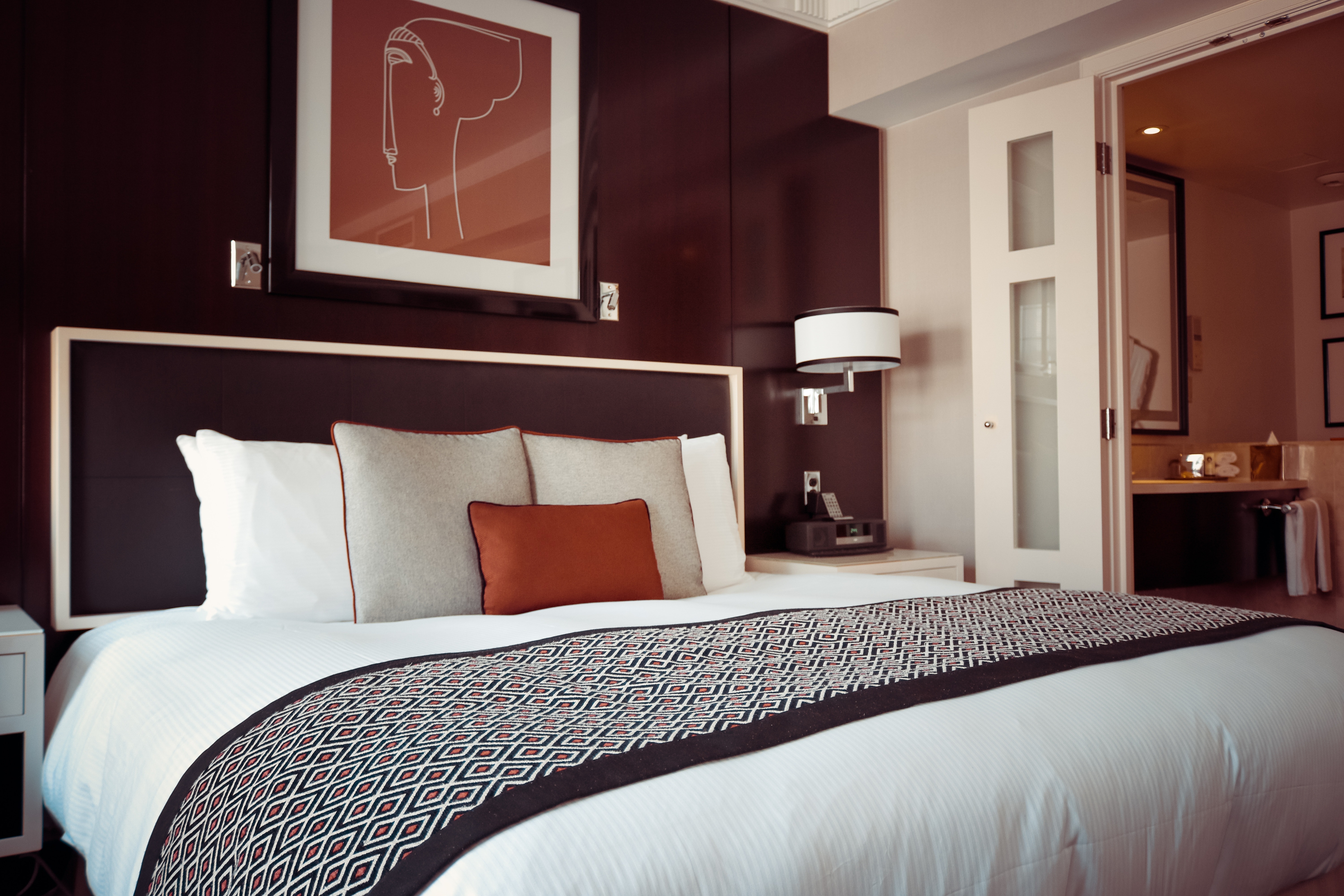 Мебель для спальни отеля - Как выбрать двуспальную кровать